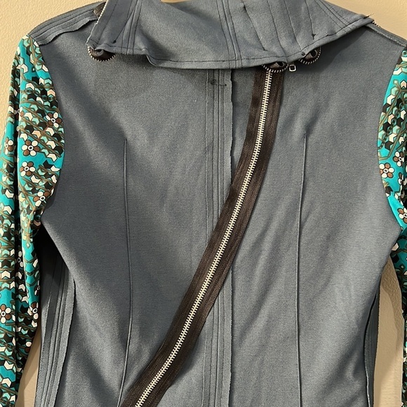 Sohung Designs Double Zip Unique Patterned Sleeve Jacket in size S - Picture 5 of 13